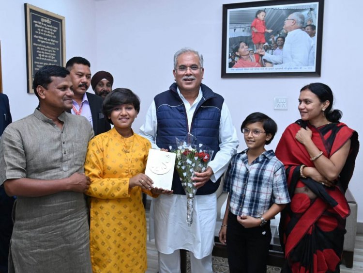 मुख्यमंत्री से नन्ही छत्तीसगढ़ी गायिका आरू साहू ने की मुलाकात