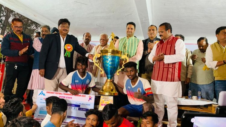 कुनकुरी नॉकआउट फुटबॉल टूर्नामेंट फ़ाइनल मैच देखने उमड़ा दर्शकों का हुजूम नॉकआउट फुटबाल के रोमांचक मुकाबले के बाद पेनाल्टी शूट में कुचिंतडा ओड़िशा 2-1 से फाइनल जीतने में रही कामयाब अन्तर्राजीय नॉक आउट टूर्नामेंट के समापन में पहुंचे अतिथिगण