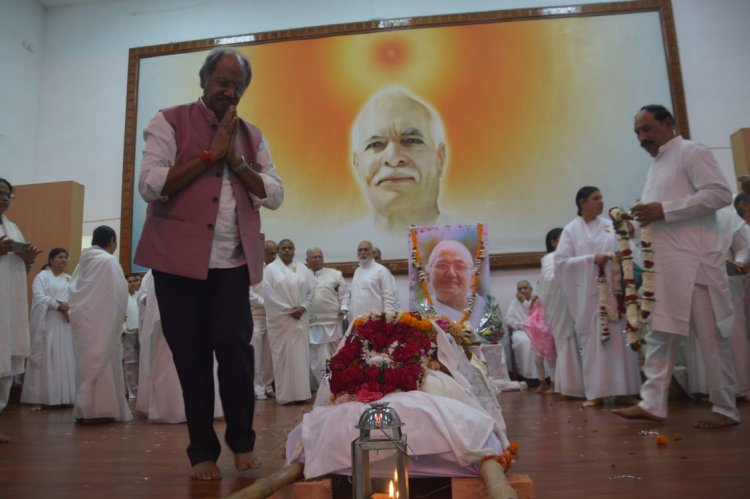 परम श्रद्धेय कमला दीदी के अंतिम यात्रा में शामिल हुए पूर्व मंत्री बृजमोहन अग्रवाल, दी भावपूर्ण श्रद्धाजंलि ब्रम्हाकुमारी कमला दीदी के अंतिम दर्शन कर बृजमोहन अग्रवाल ने उनके विचारों व साथ बिताए पल को याद किया