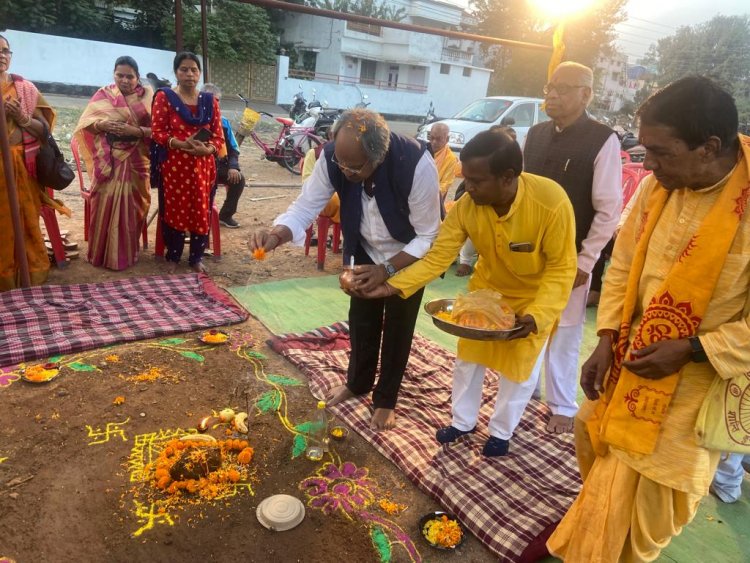 24 कुंडीय गायत्री महायज्ञ एवं नव चेतना जागरण के कार्यक्रम में शामिल हुए पूर्व मंत्री व विधायक बृजमोहन अग्रवाल जब हर कोई दुखी हो, तो सुख आध्यात्म से मिलता है, पूजा-पाठ से मिलता है: बृजमोहन अग्रवाल