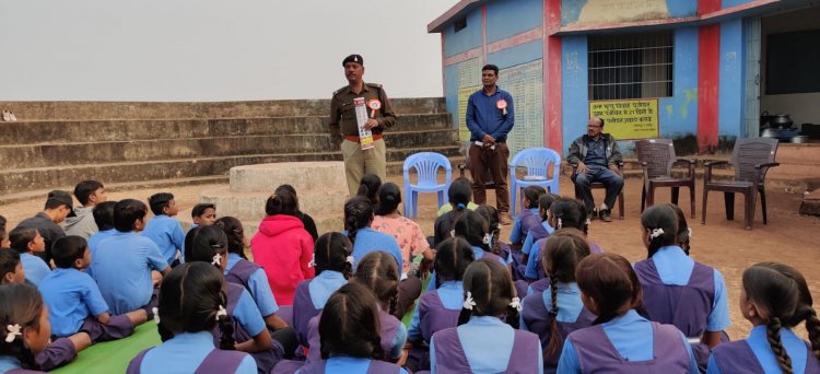 रायपुर पुलिस और एम.के.जी.फाऊण्डेशन के द्वारा छात्र छात्राओ व ग्रामीणों को सड़क सुरक्षा यातायात जागरूकता सम्बन्धी जानकारी