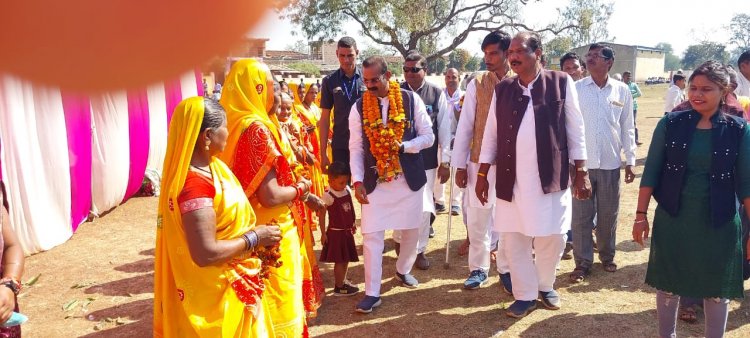विकासखंड स्तरीय रामायण प्रतियोगिता में मुड़खुसरा पहुंचे संसदीय सचिव, माध्यमिक शाला पहुंच कर स्कूली बच्चों से की चर्चा