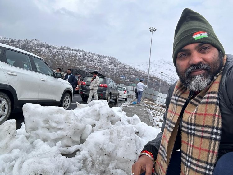 भारत यात्री डाँ. चौलेश्वर चंद्राकर इन दिनों भारत जोड़ों यात्रा में कश्मीर से गणतंत्र दिवस की बधाई शुभकामनाएँ दी हैं।