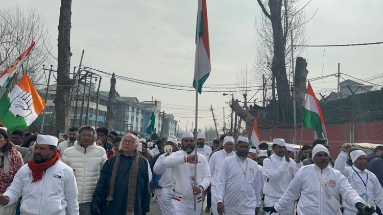 *भारत जोड़ो यात्रा के समापन आज कश्मीर श्रीनगर लाल चौक में झंडा फहरा कर किया गया , छत्तीसगढ़ के दिग्गज नेता चौलेश्वर चन्द्राकर जी ने राहुल गांधी को लोह पुरुष बताया*