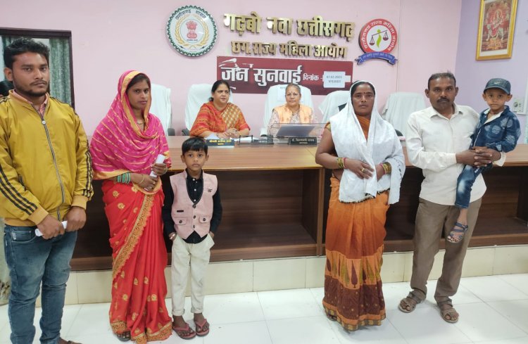 आयोग की सुनवाई के दौरान तीन प्रकरण में पति-पत्नी एक साथ रहने हुये तैयार आयोग की समझाइश पर आवेदिका पत्नी को 13 हजार रुपये भरण पोषण राशि देने पति हुआ सुनवाई के दौरान पिता अपने बेटी को प्रतिमाह 5 हजार रूपये भरण-पोषण राशि देगा