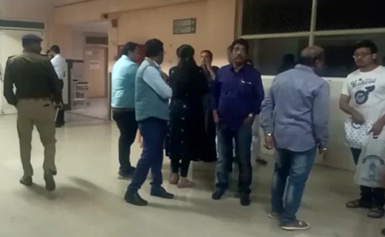 मध्य प्रदेश के इंदौर शहर के ग्रामीण इलाके सिमरोल में कॉलेज के पूर्व छात्र ने कॉलेज परिसर में महिला प्रोफेसर को जिंदा जलाने की कोशिश की