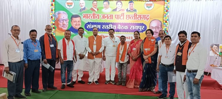रायपुर संभाग स्तरीय भाजपा पदाधिकारियों की बैठक में शामिल हुए पूर्व विधानसभा अध्यक्ष गौरीशंकर अग्रवाल