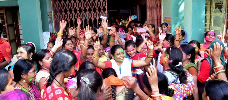 बजट प्रतिक्रियाः आंगनबाड़ी कार्यकर्ताओं और सहायिकाओं ने होली से पहले ही जमकर मनाई होली