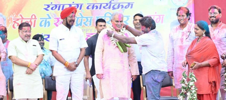 मुख्यमंत्री ने फाग गीत गाकर रायपुर प्रेस क्लब में पत्रकारों के संग मनाई होली
