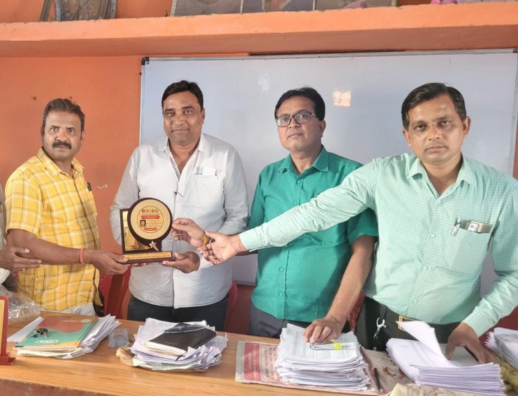 दीपक टिकरिहा को सुहेला कूर्मि भवन में कार्यवाहक राजप्रधान भुवनेश्वर वर्मा के हाथों किया गया सम्मानित