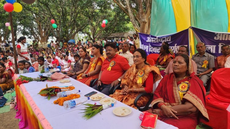 महिला दिवस पर दुलदुला में आयोजित कार्यक्रम में शामिल हुए संसदीय सचिव यू.डी. मिंज राज्य सरकार के योजनाओं से महिलाऐं हो रहीं है आत्मनिर्भर और सशक्त :-यू.डी. मिंज