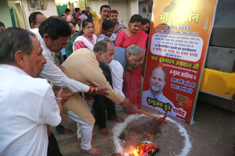 पं.सुंदरनगर वार्ड में बृजमोहन ने किया 5 करोड़ 60 लाख के सड़क डामरीकरण का शुभारंभ बृजमोहन ने कहा निरंतर हो रहा रायपुर दक्षिण का विकास।