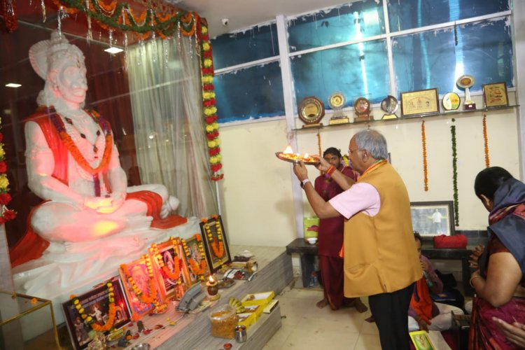 हनुमान जी की तरह अच्छा काम करने वालों का साथ दें - बृजमोहन ब्राह्मण पारा स्थित हनुमान मंदिर में 5लाख की लागत से बने हॉल का किया लोकार्पण।