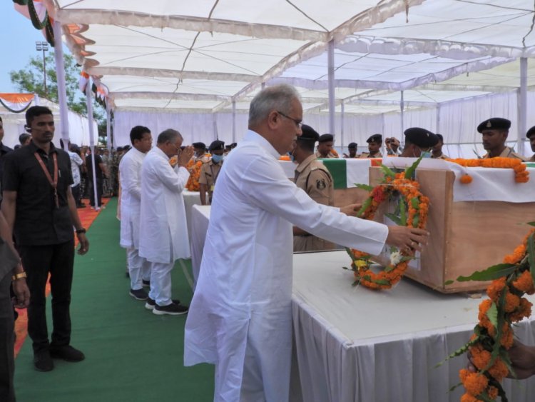 मुख्यमंत्री भूपेश बघेल ने आज दंतेवाड़ा पहुंचकर अरनपुर क्षेत्र में आईईडी ब्लास्ट में शहीद जवानों को नमन करते हुए उनके पार्थिव शरीर पर पुष्पगुच्छ अर्पित कर श्रद्धाजंलि दी