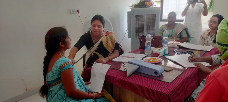 सीएचसी दुलदुला में स्त्रीरोग विशेषज्ञ डॉ इंदुबाला मिंज ने किया मरीजों की जाँच परीक्षण