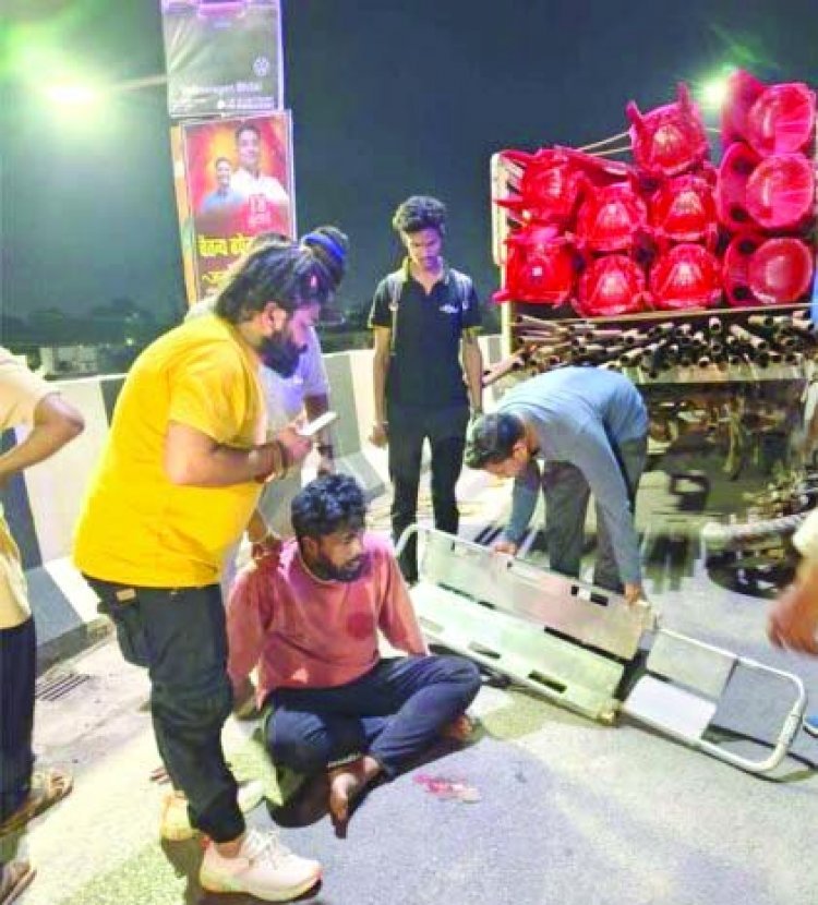 सुपेला फ्लाईओवर में बड़ा हादसा: पिकअप से भिड़ गया बाइक सवार, युवक के सीने में घुसा पाइप