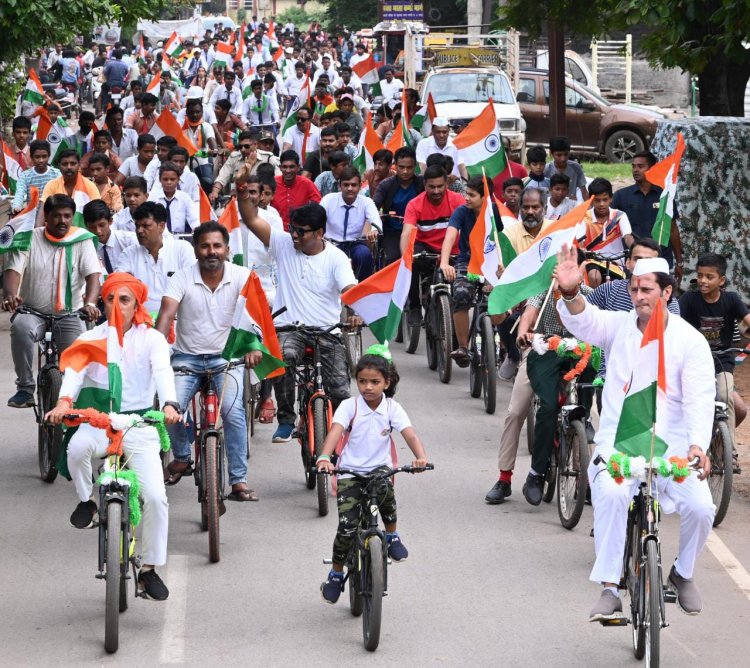 कांग्रेस की सायकल तिरंगा यात्रा... छत्तीसगढ़ महतारी की पूजा अर्चना कर निकाली सायकल तिरंगा यात्रा-