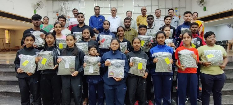 राज्य 30 सदस्यीय छ ग थाई बॉक्सिंग दल भुनेश्वर रवाना। रवानगी के पूर्व सभी खिलाड़ियों / अधिकारियों को टी शर्ट का वितरण किया। 14वीं राष्ट्रीय थाई बॉक्सिंग चैंपियनशिप, 25-27 अगस्त 2023, भुनेश्वर (उड़ीसा) रायपुर के 16 सदस्यों में 13 सदस्य श्री गुजराती स्कूल से। अम्बिकापुर (सरगुजा) के 09 में से 06 सदस्य ओरिएण्टल पब्लिक स्कूल से। दुर्ग से 03 खिलाड़ी सहित 04 सदस्य भाग लेंगे।