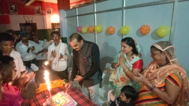 बेमेतरा कांग्रेस दावेदार डॉ उमेश ने कांग्रेस भवन में मनाया अपना जन्मदिन कार्यकर्ताओ के साथ ।