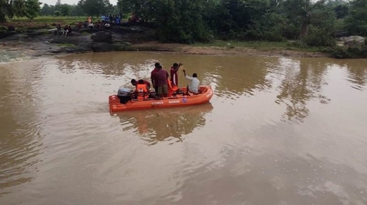 नाले में डूब रहे दो युवकों को बच्चे ने बचाया