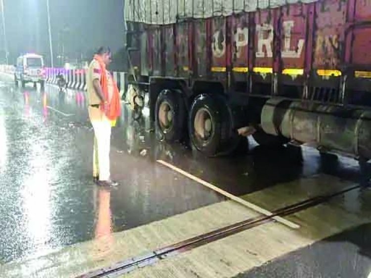 ट्रक के पीछे जा घुसा तेज रफ्तार स्कूटर सवार, पावर हाउस फ्लाई ओवर पर सड़क हादसे में युवक की दर्दनाक मौत
