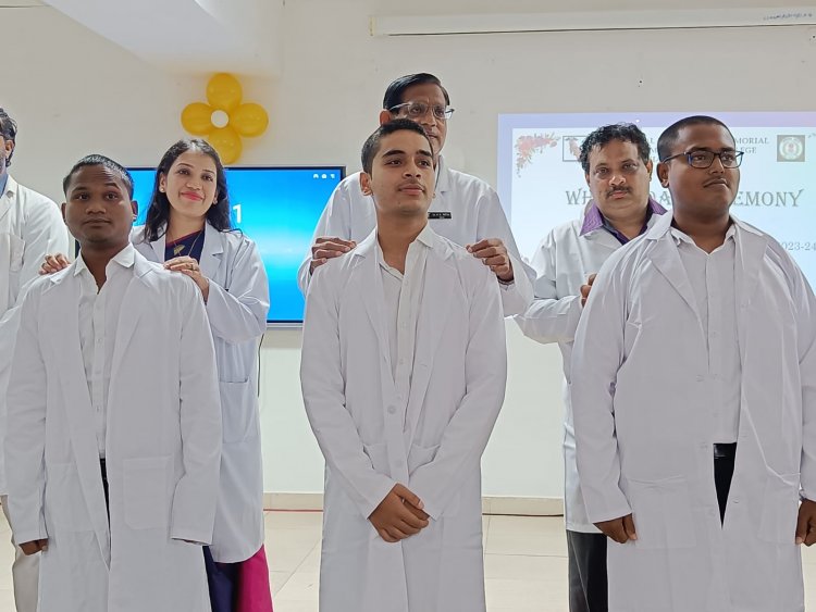 चंदूलाल चंद्राकर स्मृति शासकीय चिकित्सा महाविद्यालय में प्रथम वर्ष के छात्रों की वाइट कोट सेरेमनी हुई जिसमें छात्रों को मान. अधिष्ठाता, अस्पताल अधीक्षक एवं चिकित्सा शिक्षकों ने सफ़ेद परिधान (ऐपरॉन) पहनाकर उन्हें चिकित्सा का पहला संस्कार