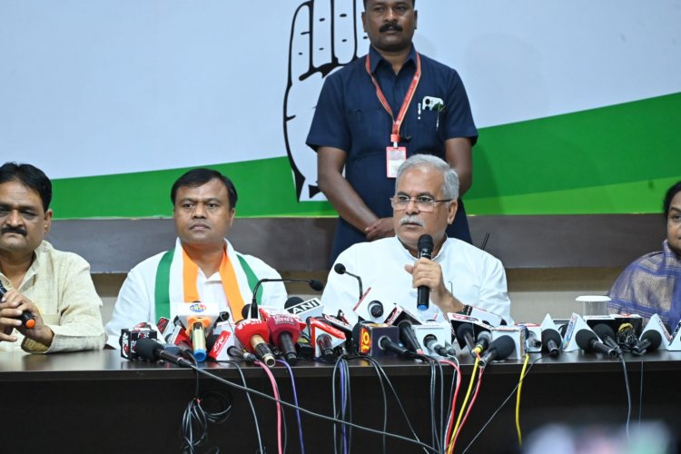 मुख्यमंत्री भूपेश बघेल एवं पीसीसी अध्यक्ष दीपक बैज की पत्रकार वार्ता धान, रेल, पीएससी सब पर प्रधानमंत्री ने गलत बयानी किया-भूपेश बघेल हम नगरनार संयंत्र के निजीकरण का विरोध करेंगे बस्तर में एम्स खोला जाये- भूपेश बघेल