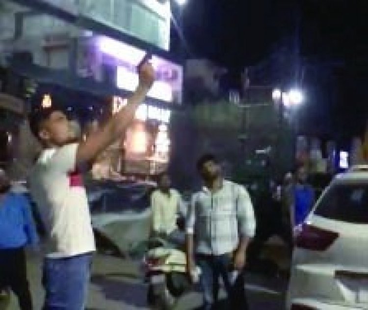 कांग्रेसी नेता ने भीड़ के बीच की हवाई फायरिंग