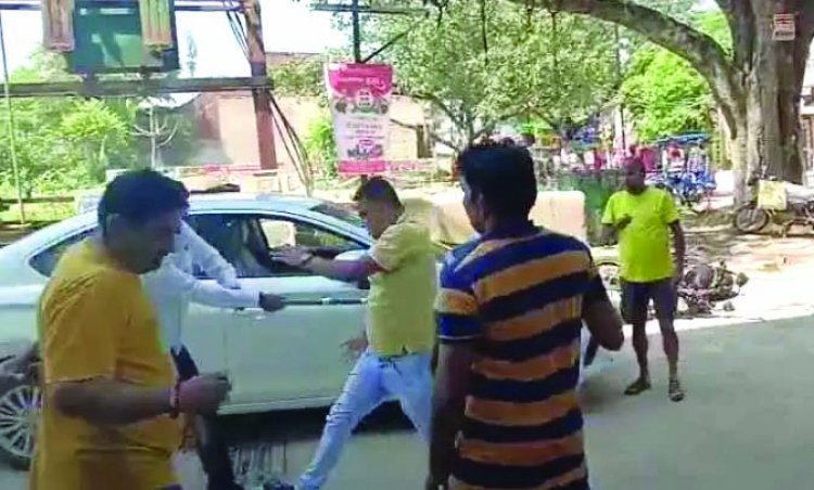 छत्तीसगढ़ राज्य पार्किंग विवाद को लेकर वकील ने डॉक्टर को डंडे से पीटा