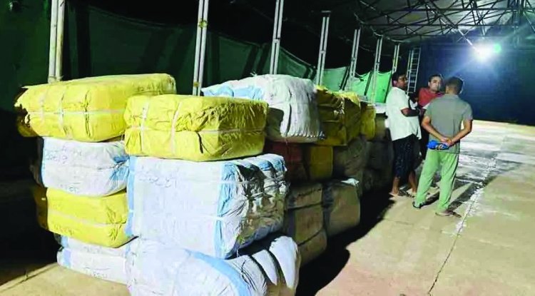 चुनाव से पहले पुलिस ने पकड़ी लाखों की साड़ियां