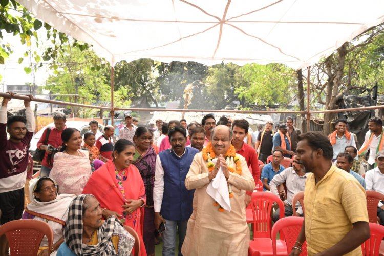 पुरंदर मिश्रा ने बैठक में कहा- भाजपा ने बढ़ाया उत्कल समाज का मान, इसलिए भाजपा को सौगात देना अब हमारा कर्तव्य - उत्तर विधानसभा क्षेत्र के भाजपा प्रत्याशी ने भाजपा मंडल शंकरनगर व फाफाडीह क्षेत्र में किया धुआंधार जनसंपर्क