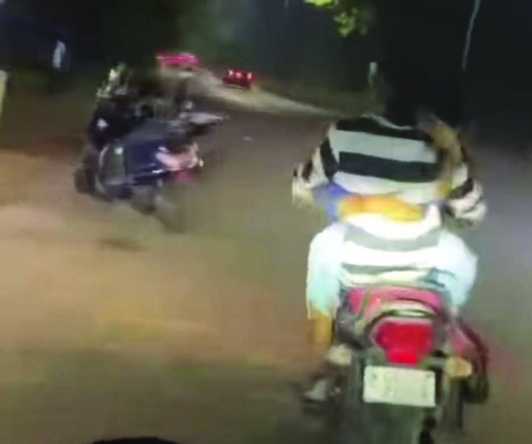 बाइक की पेट्रोल टंकी पर लड़की बिठाकर रोमांस करने वाले युवक पर कार्रवाई, पुलिस ने काटा 4 हजार का चालान
