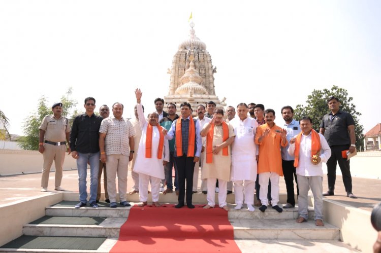 भगवान श्री जगन्नाथ मंदिर पहुंचे केंद्रीय राज्य मंत्री मनसुख मांडविया पूजा-अर्चना व आरती में हुए शामिल भाजपाजनों ने किया आत्मीय अभिनंदन