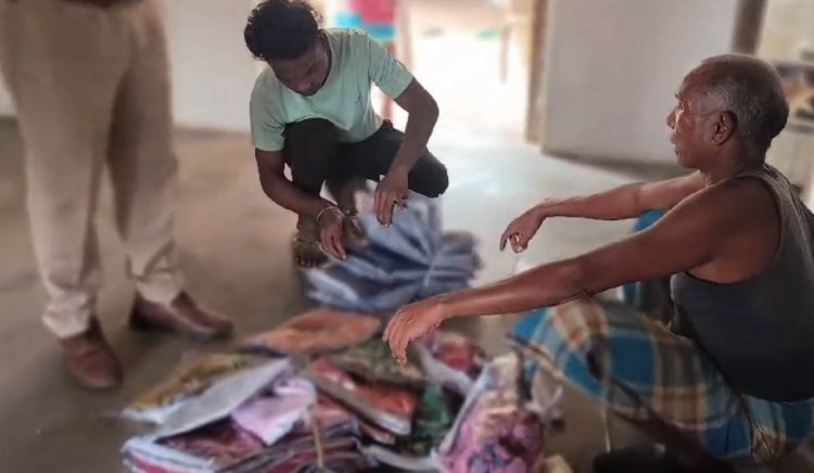 कांग्रेस नेता के घर पुलिस का छापा, साड़ियां जब्त