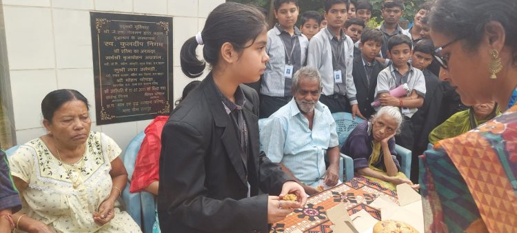 आदर्श विद्यालय रायपुर के विद्यार्थियों का कुलदीप निगम वृद्धाश्रम भ्रमण*