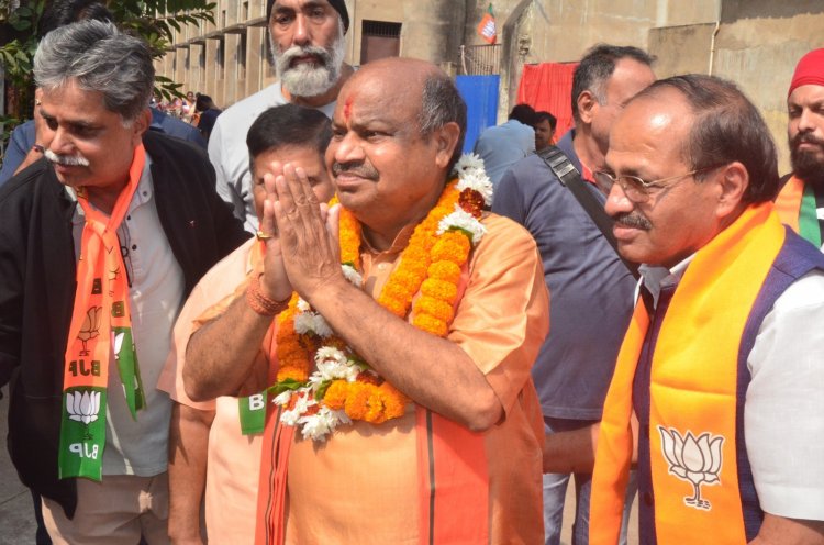 रायपुर उत्तर विधानसभा क्षेत्र के भाजपा प्रत्याशी पुरंदर मिश्रा ने शनिवार को सैकड़ों भाजपा कार्यकर्ताओं और समर्थकों के साथ भाजपा मंडल शंकर व तेलीबांधा क्षेत्र के गुरुद्वारा रोड में धुआंधार दौरा