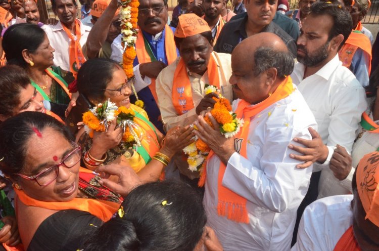 उत्तर विधानसभा क्षेत्र के लोकप्रिय प्रत्याशी पुरंदर मिश्रा सोमवार को दिगम्बर जैन मंदिर फाफाडीह और छत्तीसगढ़ चेंबर ऑफ कॉमर्स के दिवाली मिलन समारोह में शामिल हुए