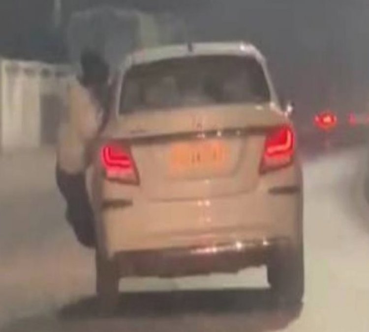 सामने लटका था युवक, आरोपी दौड़ते रहे कार...