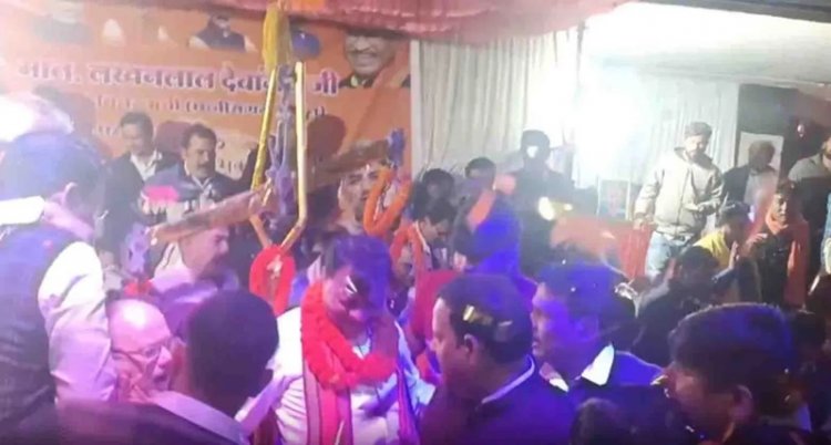 सभा को संबोधित कर रहे थे मंत्री देवांगन, टूट गया मंच...