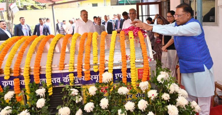 मुख्यमंत्री विष्णु देव साय ने स्वर्गीय नंदकुमार बघेल के पार्थिव शरीर पर पुष्प अर्पित कर उन्हें श्रद्धांजलि अर्पित की