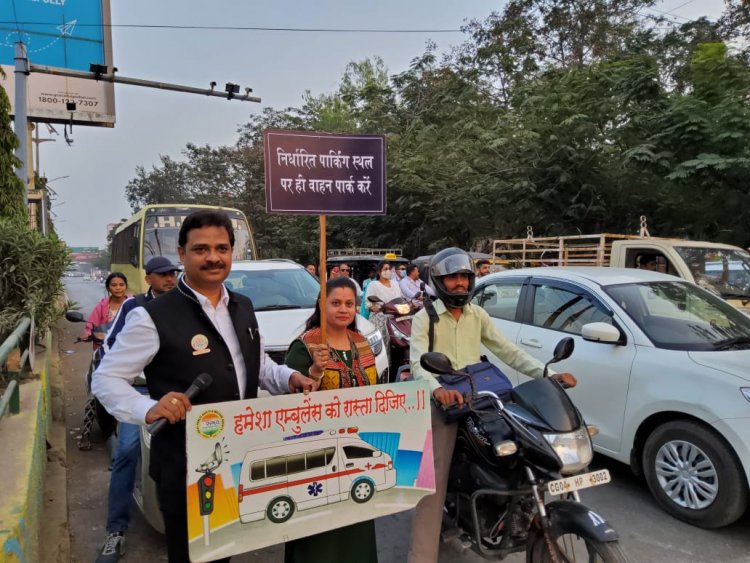सड़क दुर्घटनाओं को कम करने के उद्देश्य से सुरक्षित भव: फाऊंडेशन रायपुर और रायपुर ट्रैफिक पुलिस के संयुक्त तत्वाधान में सड़क सुरक्षा माह 2024 राहगीरों के सिग्नल पर खड़े उनके वेटिंग टाइम में एक अनोखे ढंग से जागरूक किया