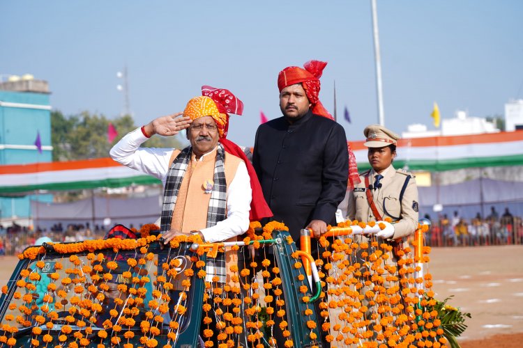 शिक्षा मंत्री बृजमोहन अग्रवाल ने किया महासमुंद में ध्वजारोहण शहीदों के परिजनों को किया सम्मानित विभिन्न स्कूलों के बच्चों द्वारा रंगारंग सांस्कृतिक कार्यक्रम की प्रस्तुति दी गई झांकी में मिला स्कूल शिक्षा विभाग को पहला पुरस्कार