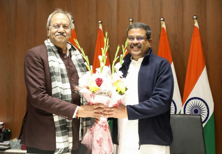 छत्तीसगढ़ के शिक्षा मंत्री ने सभी जिलों में नवोदय व केंद्रीय विद्यालय शुरू करने की मांग की मंत्री श्री बृजमोहन अग्रवाल ने केंद्रीय शिक्षा मंत्री श्री धर्मेंद्र प्रधान से की मुलाकात केंद्र की योजनाओं में बजट वृद्धि का किया आग्रह
