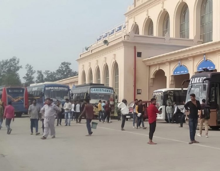बस स्टैंड में करोड़ों के सोने के साथ पकड़ाया कुरियर बॉय...