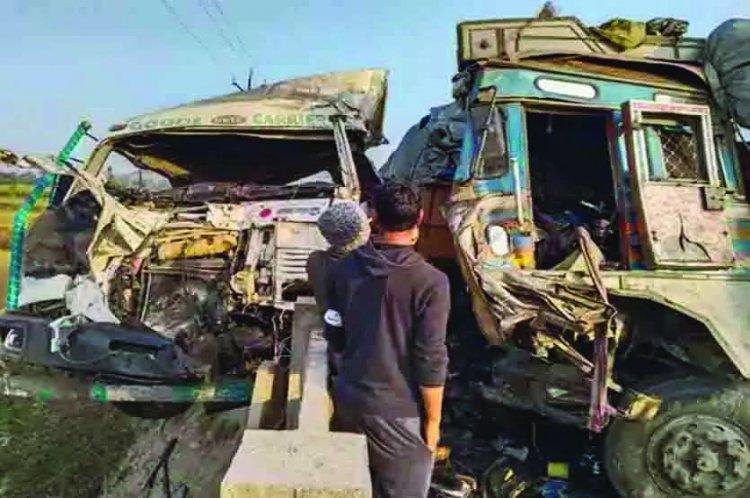 पुल पर ओव्हरटेक करने के दौरान दो ट्रकों की सीधी भिड़ंत, एक ट्रक के चालक की मौत, 3 घायल