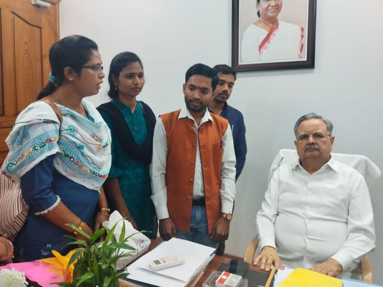 महाविद्यालयीन अतिथि व्याख्याताओं की जॉब सुरक्षा को लेकर माननीय विधानसभा अध्यक्ष डा. रमन सिंह जी निवास स्थान रायपुर कार्यालय में अतिथि व्याख्याता के समस्याओ को लेकर मुलाकात किया