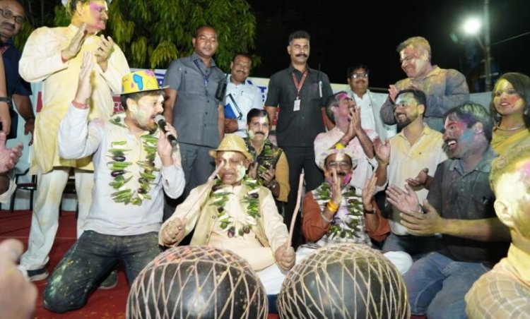 अनुज ने गाया फाग, तो विष्णुदेव ने बजाय नगाड़ा...