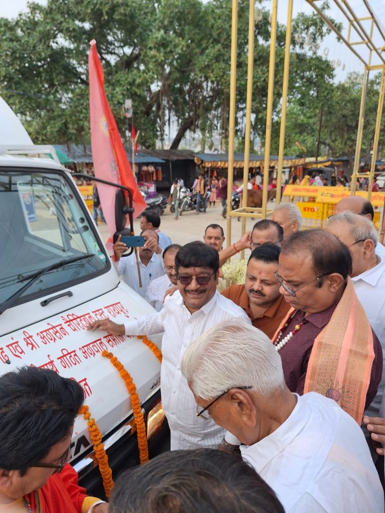 नवनिर्मित 16 लाख मूल्य के स्वर्ग रथ का हुआ लोकार्पण डोंगरगढ़ वासियों को मिली सौगात माता बमलेश्वरी ट्रस्ट एवं अग्रसेन चैरिटेबल ट्रस्ट के संयुक्त तत्वाधान में संचालन इस अवसर की साक्षी बनी रायपुर से आई चार पीढ़ियां