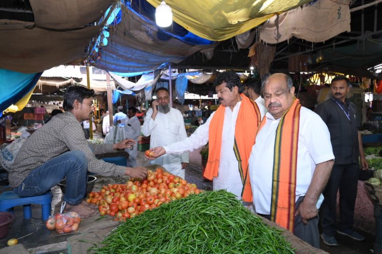 शास्त्री मार्केट पहुंचे विधायक पुरन्दर मिश्रा