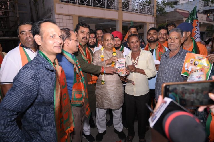 वार्ड भ्रमण कार्यक्रम के दौरान मदर टेरेसा वार्ड तेलीबांधा पहुंचे - विधायक पुरन्दर मिश्रा हर हर मोदी घर घर मोदी